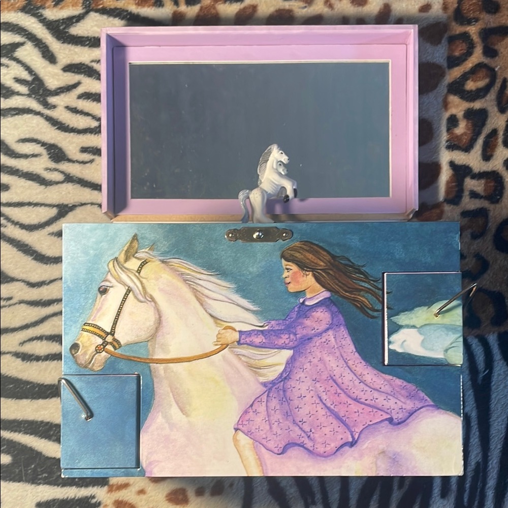 ENCHANTMINTS DISCOVER YOUR WORLD MUSIC / JEWELLERY BOX